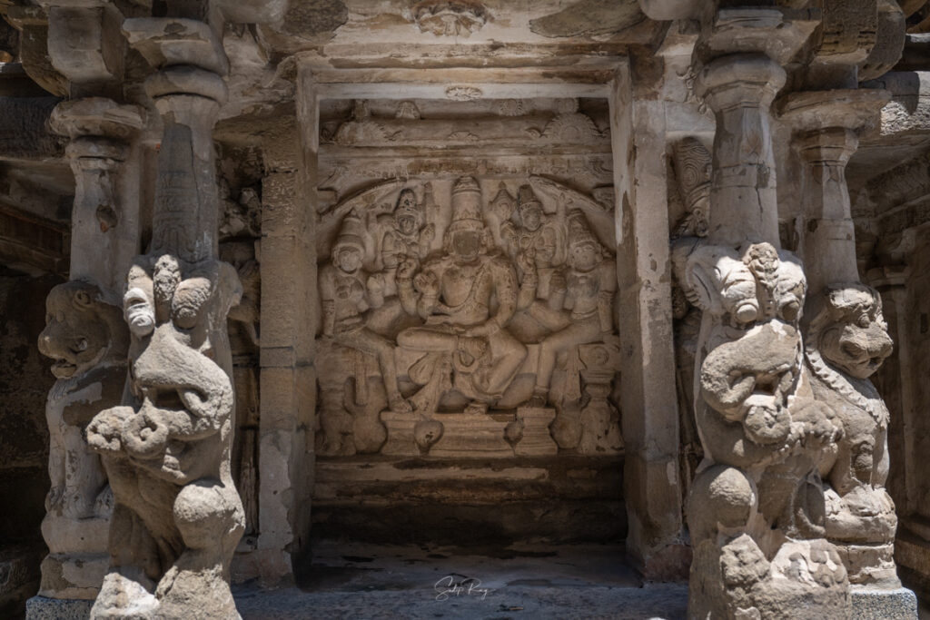 Sculptures inside Devakulikas